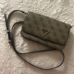 GUESS Noelle Crossbody Flap Organizer latte logo